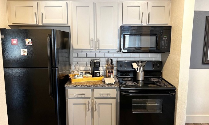 Parker Lane Apartment | Stylish 1-Bed Apt w/ Gifts near Downtown & Airport