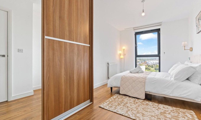 Royal Docks Apartment | Stylish 1 BR + Gym/Near Excel London/City Airport