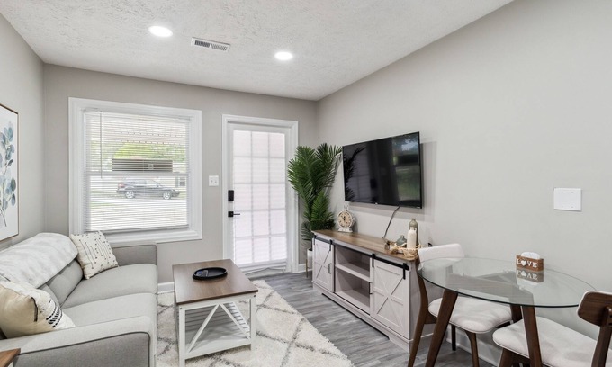 Hanover House | Stylish 1BD/1BA Duplex Centrally Located! Near BWI/NSA/FT Meade/BAL TO DC