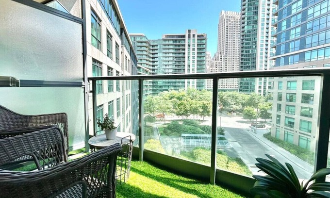 Fort York Condo | Stylish 1BR Condo w/Balcony, Parking in Down Town
