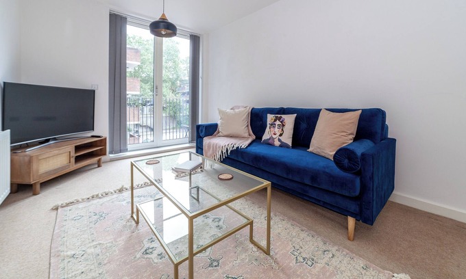 Shaftesbury Apartment | Stylish 1BR Flat W/balcony & Parking in Battersea