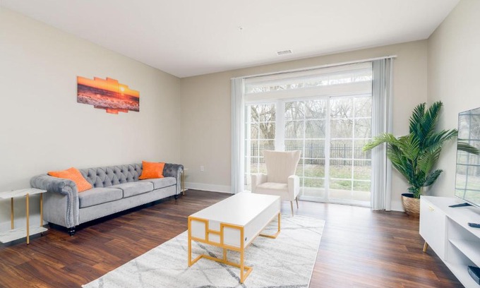 Indianapolis Apartment | Stylish 1BR in at the Crossing