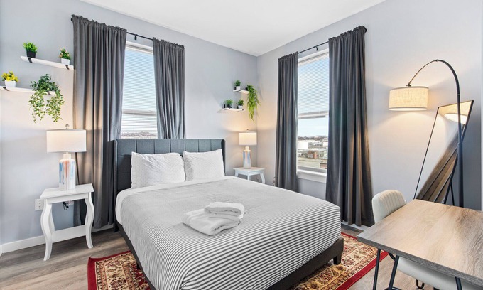 Everett Apartment | Stylish 1BR Near Encore 8750