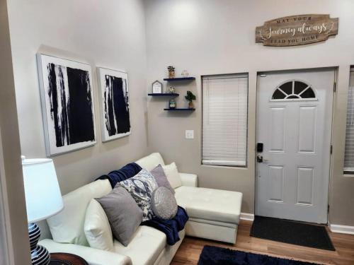 Midtown Apartment | Stylish 1BR Near Heart of Town