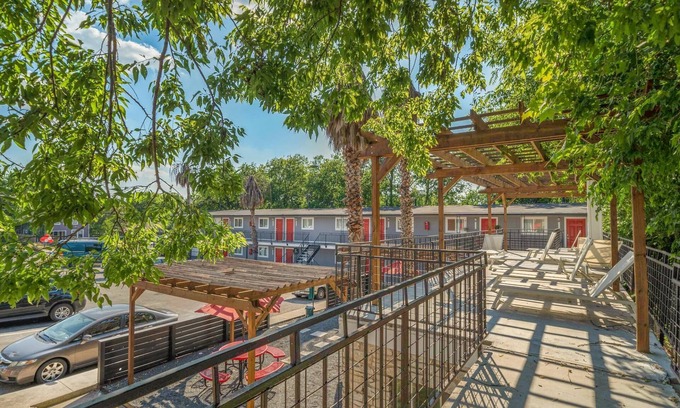 Brentwood Apartment | Stylish 1BR Near UT Brentwood Evonify