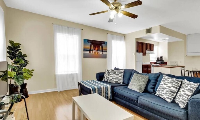 Graduate Hospital Apartment | Stylish 1BR: Prime Location