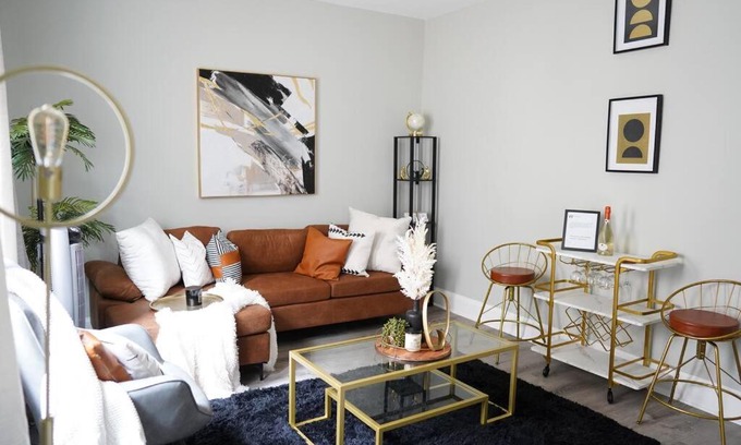 Northwest Apartment | Stylish 1BR unit w/Free parking-Walk to Metro