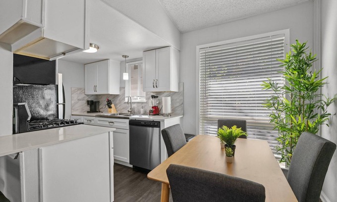Zilker Apartment | Stylish 1BR Zilker Evonify