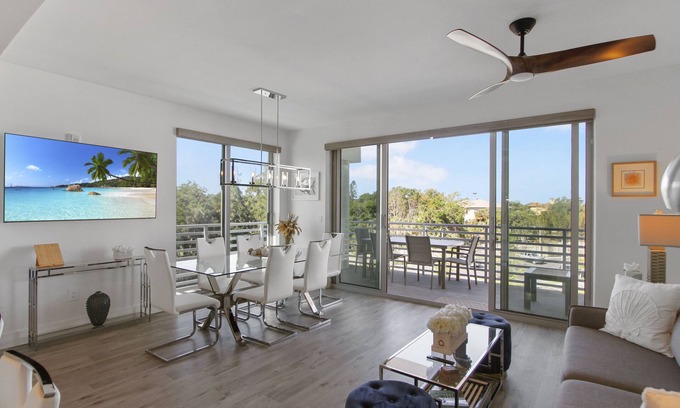 Central Sarasota Condo | Stylish 2/2 Condo Pool View w/2 terraces 4th Floor