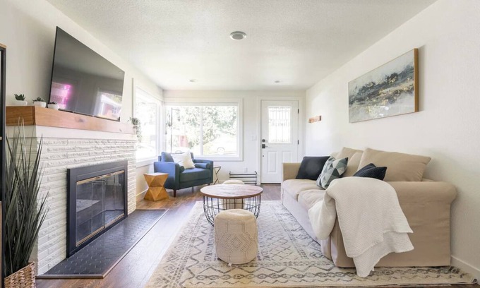 Northgate House | Stylish 2-bd Home, Blocks to Shops & Light Rail