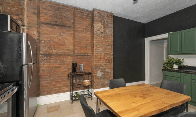 Walnut Hills Condo | Stylish 2 BDR Duplex in Walnut Hills! Close to All Attractions, Walk to Dining