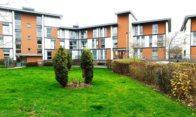 Crawley Apartment | Stylish 2-Bed 2-Bath Near Gatwick and Town centre