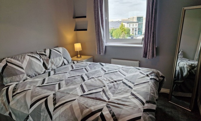 Coventry Apartment | Stylish 2-Bed Apartment - Sleeps 4, Parking & WiFi