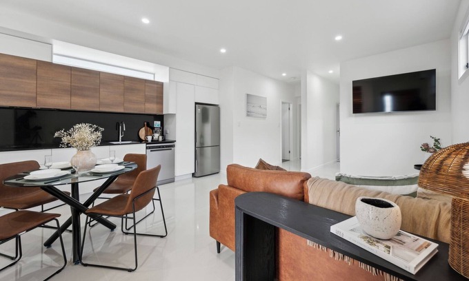 Coffs Harbour Apartment | Stylish, 2-bedroom unit, 400m to Diggers Beach and 600m to The Big Banana.