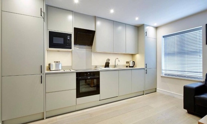 Maidenhead Apartment | Stylish 2 Bedroom Apartment Near Dorney Lake w/Open-Plan Kitchens