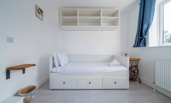 Feltham West Apartment | Stylish 2 Bedroom Near Heathrow with Free Parking