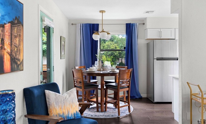 St. Johns House | Stylish 2-bedroom + office house with WiFi and AC in amazing Northeast Austin
