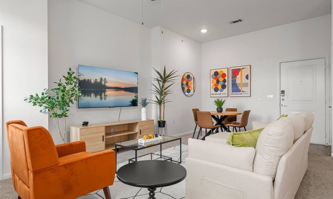 Montopolis Apartment | Stylish 2-bedroom with Balcony, Gym & Pool - Near Downtown & Airport