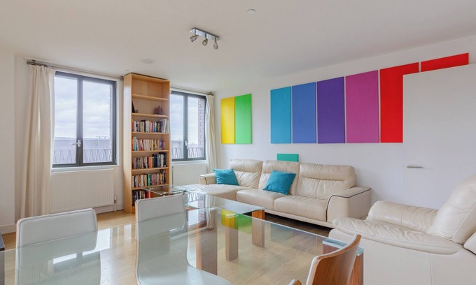 St. Pancras and Somers Town Apartment | Stylish 2BD Flat w Balcony, Heart of King's Cross