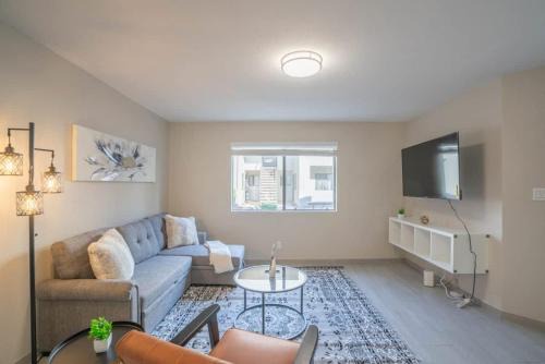 Cox Heights Apartment | Stylish 2BD - Parking, Gym, Pool - Sleep 8 - 5 Min Casino