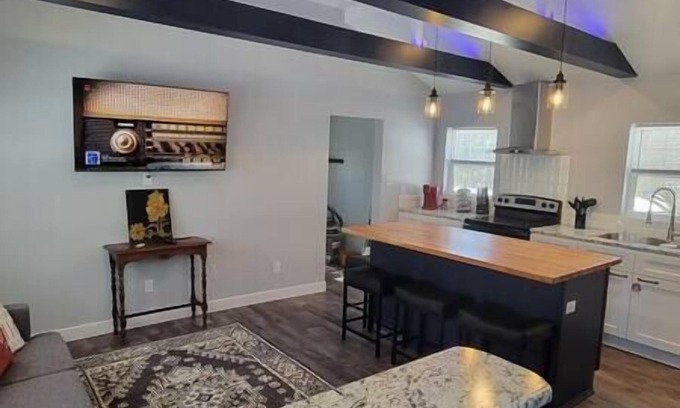 Greater South Side House | Stylish 2BR Bungalow | Near Airport & Downtown DSM, Newly remodled and close to downtown Des Moines