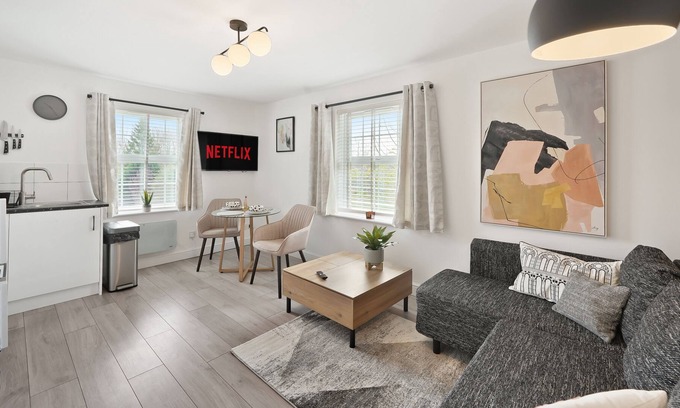 Dunmow Apartment | Stylish 2BR Flat near Stansted Airport & Parking