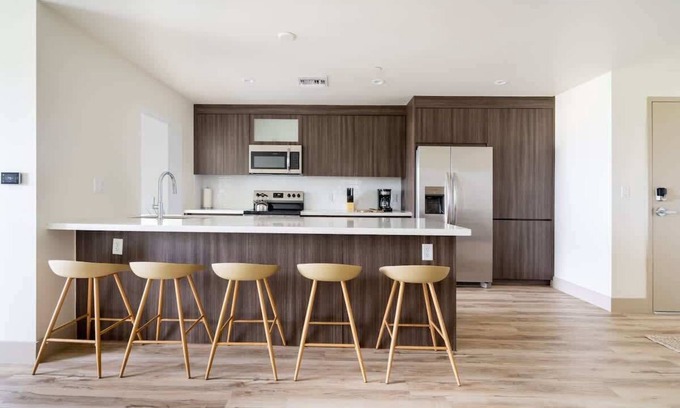 Parkside Apartment | Stylish 2BR Hollywood Condo - Workspace & Parking