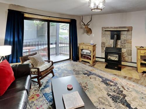 Peak 8 House | Stylish 2BR Home Near Skiing with Hot Tub Access