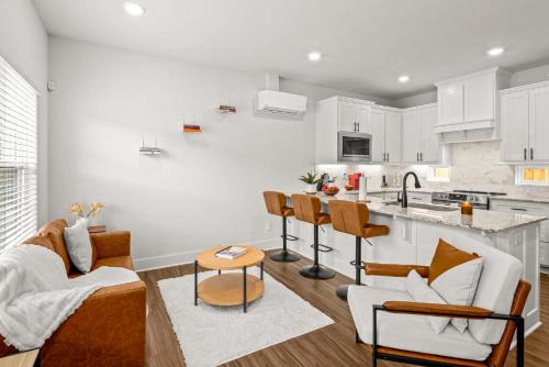 Fayetteville House | Stylish 2BR Home Near University of Arkansas