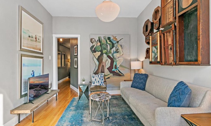 Boystown Apartment | Stylish 2BR Pad with Up-to-date Comforts - Halsted rep