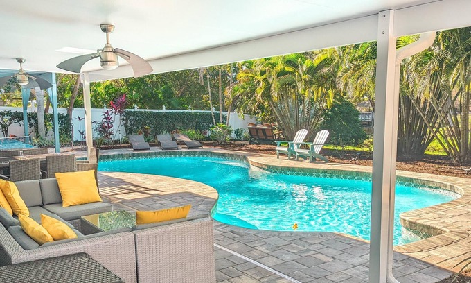 Palma Sola House | Stylish 3/2.5 Lakefront Pool Home ☀️ NW Bradenton ☀️ Quiet Cul-de-sac