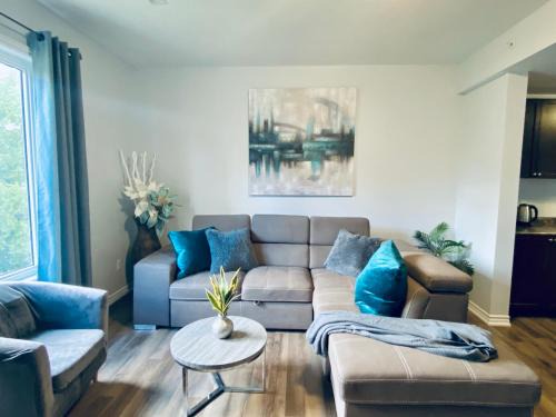 Kitchener Apartment | Stylish 3 Bdrm house- king bed, Netflix, parking