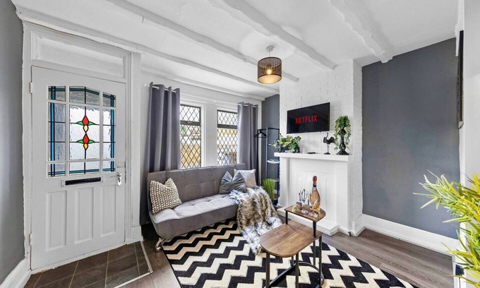 Chatham House | Stylish 3 Bed in Medway - Sleeps 7