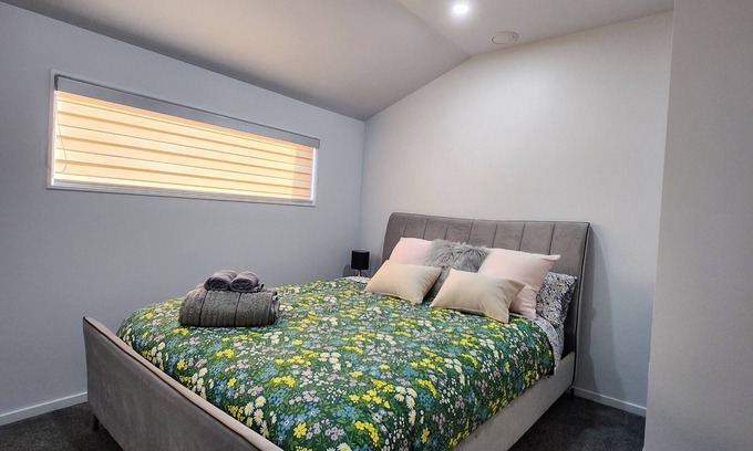Papatoetoe House | Stylish 3 Bed Rooms Retreat Near Auckland Airport, Papatoetoe Location