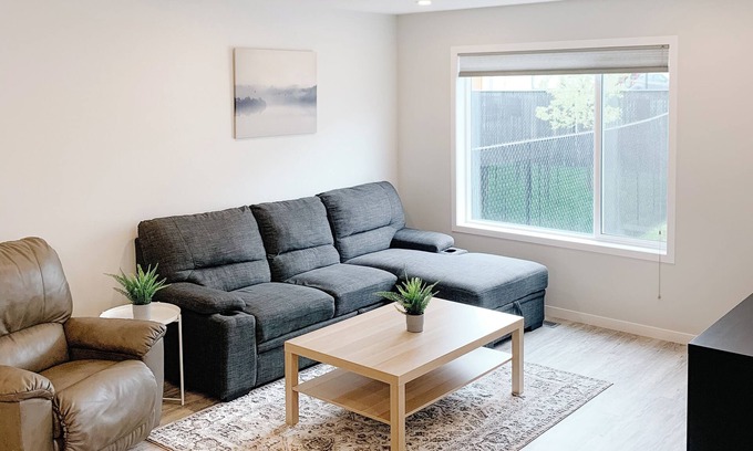Cochrane House | Stylish 3 Bedroom Retreat in South Cochrane