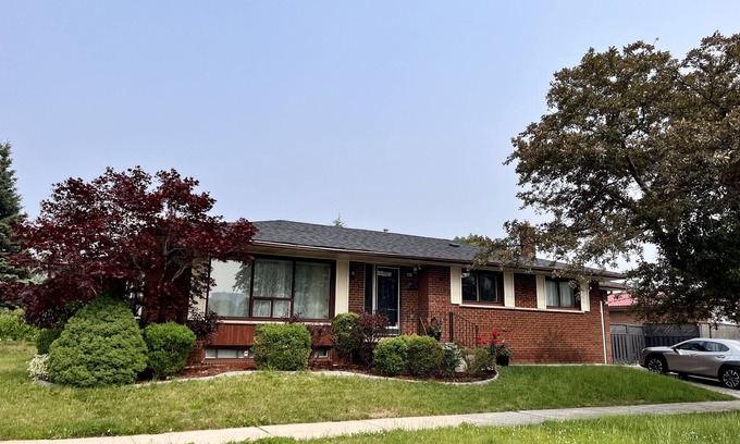 Etobicoke House | Stylish 3 Bedrooms Private Bungalow in an Upscale Neighbourhood west of Toronto
