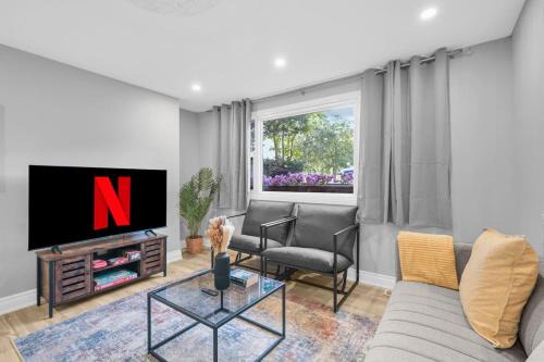 Whitby Apartment | Stylish 3 BR Apt with Free Parking, Wifi and Patio
