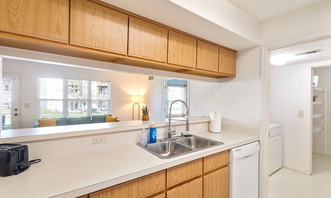 Bryant Pattengill West Condo | Stylish 3BD 2 Miles from Stadium