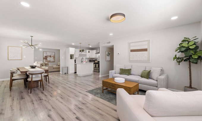Biggs Field House | Stylish 3BR 2 Living Areas 10 Min to Airport