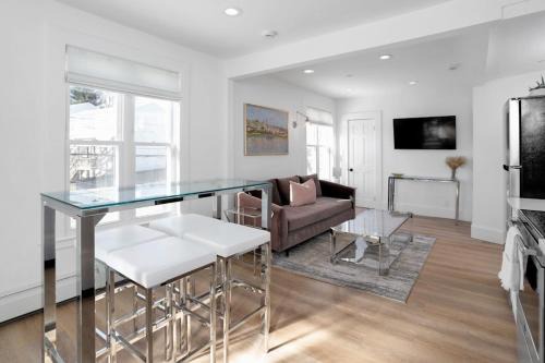 Stamford Apartment | Stylish 3BR,2BA Retreat in the Heart of Stamford