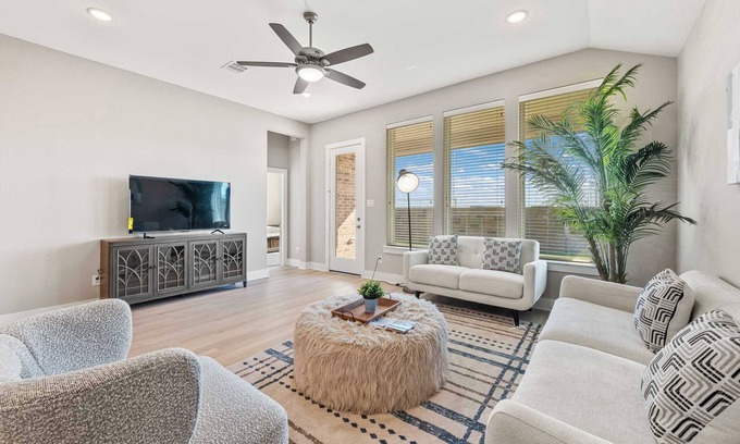 Clodine House | Stylish 3BR Home w/Gourmet Kitchen, Fulshear Serenity, 30-Night Min #42288