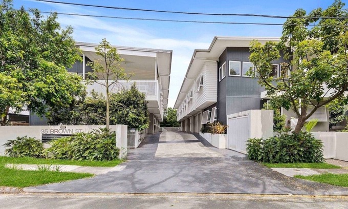 Camp Hill Apartment | Stylish 3BR Townhouse CampHill - WiFi, Parking