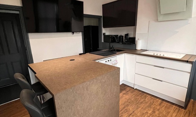 Sheffield House | Stylish 4-Bed Near Hospital, Uni & Peak District