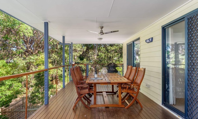 Rainbow Beach House | Stylish 4 bedroom home only a stroll to the ocean