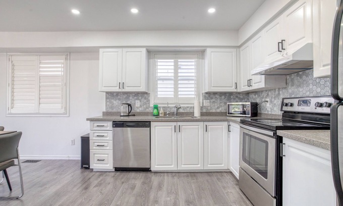 Waterloo House | Stylish 4 Beds House with Ravine Backyard