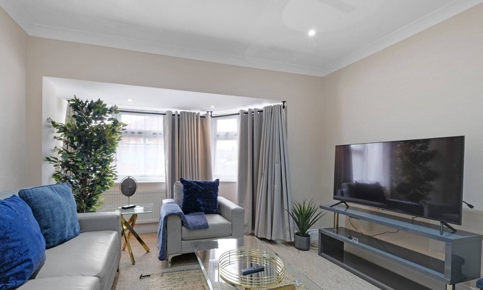 Staines House | Stylish 4-bedroom, 2-Bathroom Home in Brightside Avenue