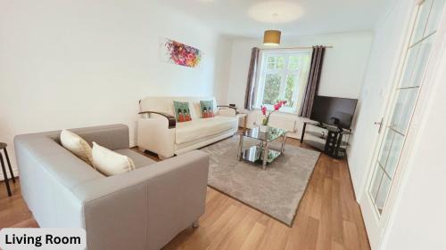 Marston Green House | Stylish 4beds House with parking for contractors & families, HS2 NEC