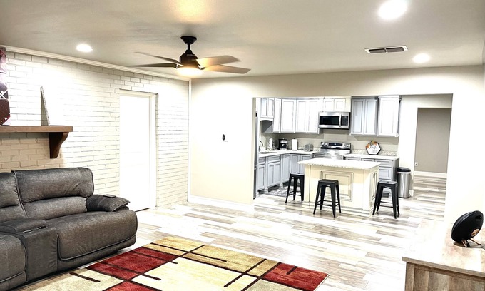 Eagle Pass House | Stylish 5Bedroom/6Beds/2Bath Plenty of Parking