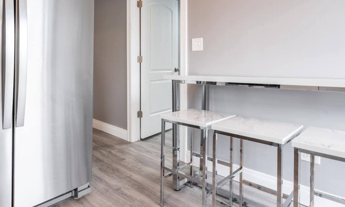 Chicago House | Stylish 5BR/3BA - 2 Units - 2 Kitchens + Parking!