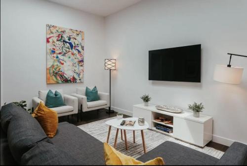 La Petite-Patrie Apartment | Stylish and bright 2bdr near St-Hubert Plaza